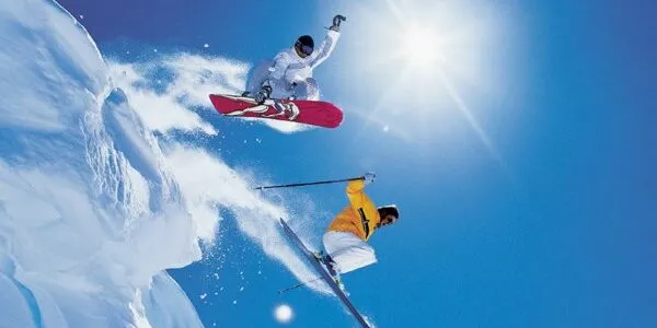 Катание на лыжах или сноуборде