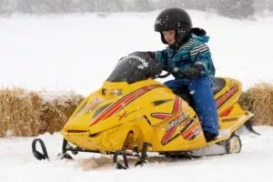 Как защитить ребенка на снегоходе